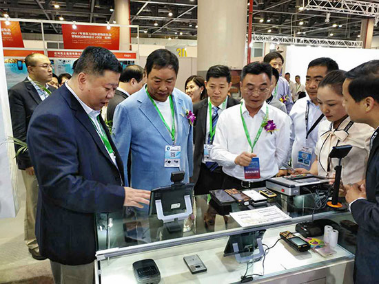 与会嘉宾参观展品
