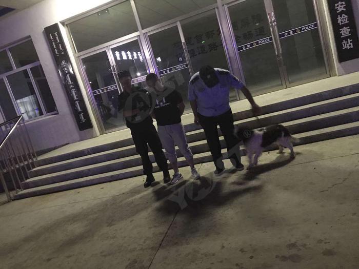网络在逃犯克星之多功能人脸识别人证同一性核验自控闸机